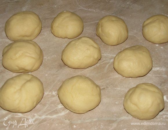 Его нужно разделить на 10 одинаковых кусочков. Каждый кусочек скатать в шарик. Шарики прикрыть полотенцем.