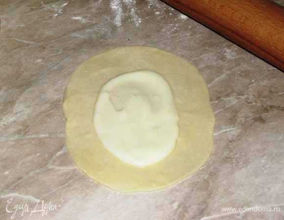 Каждый шарик раскатать в форме язычка и нанести 1 ст. л. крема.