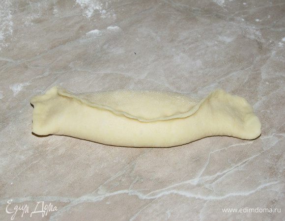 Скатать трубочкой и защипать края, чтобы крем при выпекании не вытек.  Немного крема нужно оставить для украшения.