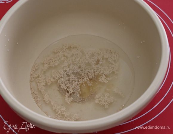 Мед растворить в теплой воде, добавить дрожжи, оставить на 5 минут.