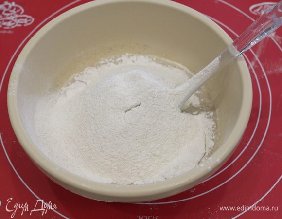 В чашку с дрожжевой смесью  добавить закваску, просеять обе муки.