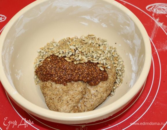 Замесить тесто, добавить семя льна (лишнюю воду слить), семечки, растительное масло.