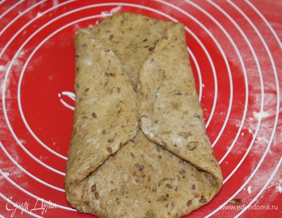 Тесто слегка обомните и разделите на 3 части. Каждую часть слегка расплющите руками и подогните правый и левый край к центру.



