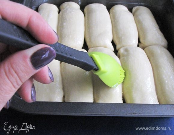 Смазать булочки слегка взбитым яйцом. Оставить на 30 минут для подъема.