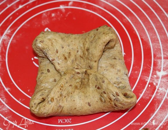 Затем таким же образом подогните верхнюю и нижнюю части.

