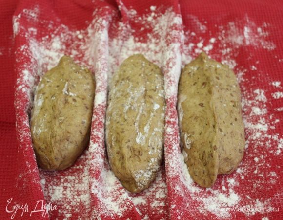 После этого защипните тесто пирожком, уложите вверх швом на чистое полотенце, щедро присыпанное мукой.
