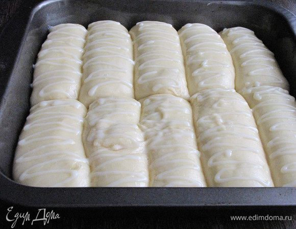 Оставшийся крем переложить в кондитерский мешок или пакетик и нарисовать на сайках узоры. Поставить в разогретую до 180°С духовку на 25-30 минут.