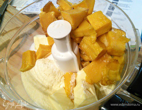 Оба вида муки, сахар, холодное масло, щепотку соли и запеченную или отварную тыкву (без посторонней жидкости) сложить в блендер и замесить тесто. 