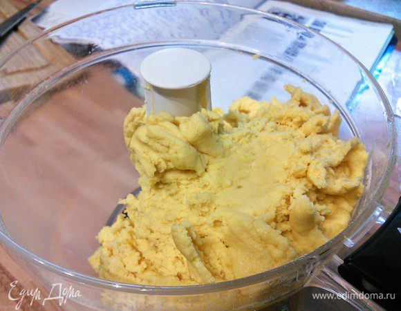 Ни яйца, ни воды не понадобилось, тесто собралось в комок за счет влаги, которая имелась в тыкве. Тесто обернуть в пленку и положить в холодильник минимум на 1 час.