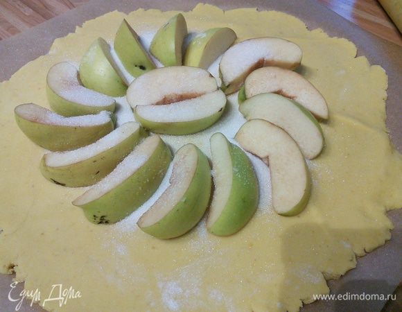 Айву (у меня 2 крупных) порезать на дольки, очистить от сердцевины и уложить по кругу. Посыпать сахаром, между дольками айвы посыпать крахмалом. Крахмал нужен для того, чтобы образовывающийся при выпечке от айвы сок не вытекал из галеты. 