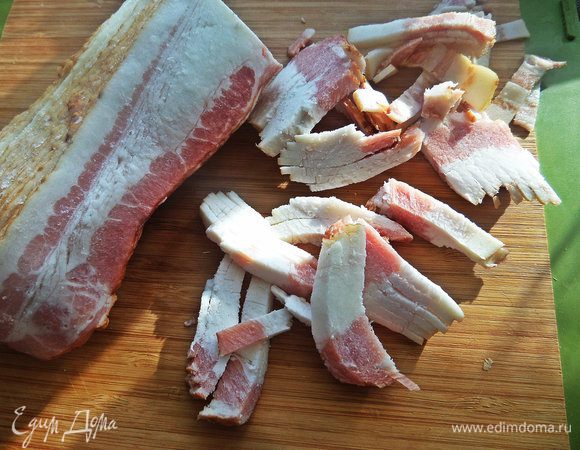 Поставить сковороду на огонь. Бекон настрогать полосками, потом еще мельче.