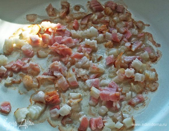 Слегка  поджарить, чтобы появился жирок на сковороде.