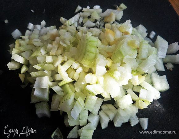 Небольшую луковку и чеснок измельчить.