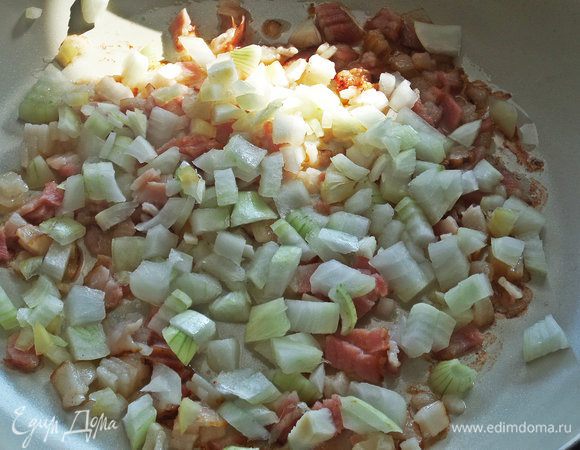 Высыпать к бекону в сковороду.