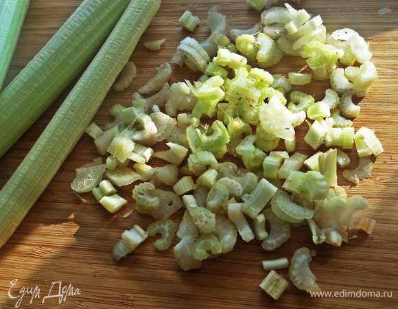 Сельдерей нарезать мелко, как лук.