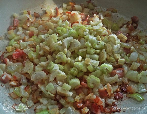 Высыпать тоже в сковороду.