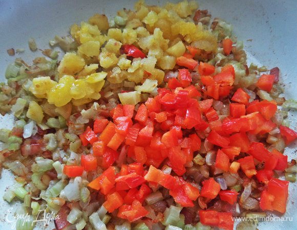 Затем сладкий перец покрошить кубиками и желтые томаты без кожицы. Хотя можно взять тыкву и цукини. Минестроне допускает замену овощей. Подержать на огне, помешивая.