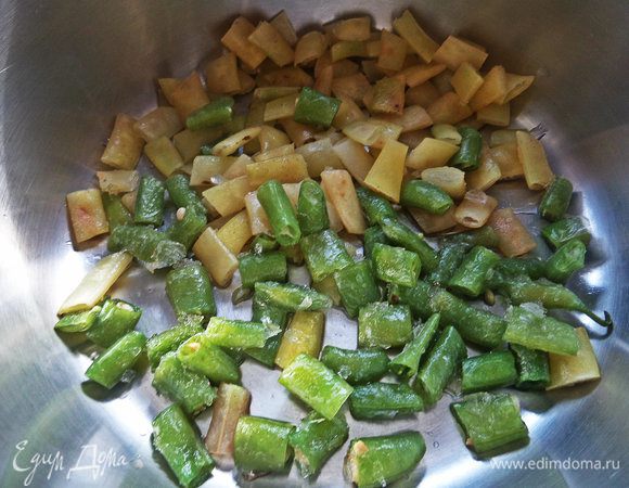 В кастрюлю, где будет вариться суп, всыпать замороженную стручковую фасоль, но можно и обычную замочить заранее.