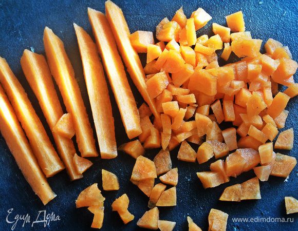 Нарезать морковь.