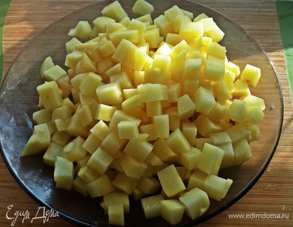 Картофель делим на кубики.