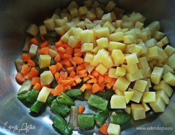 Высыпаем к овощам.