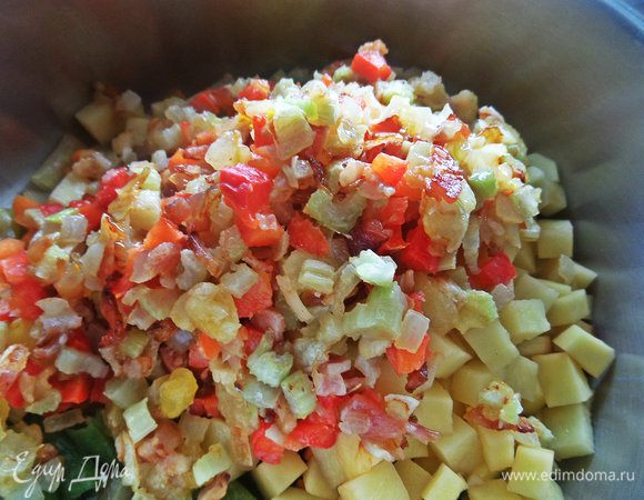 Отправляем зажарку со сковороды в кастрюлю.