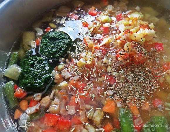 Добавим в суп эти специи и шпинат замороженный. Если свежий, то добавить его позже.