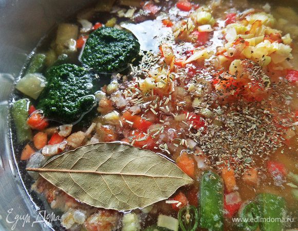 Кидаем лавровый лист, солим, перчим.