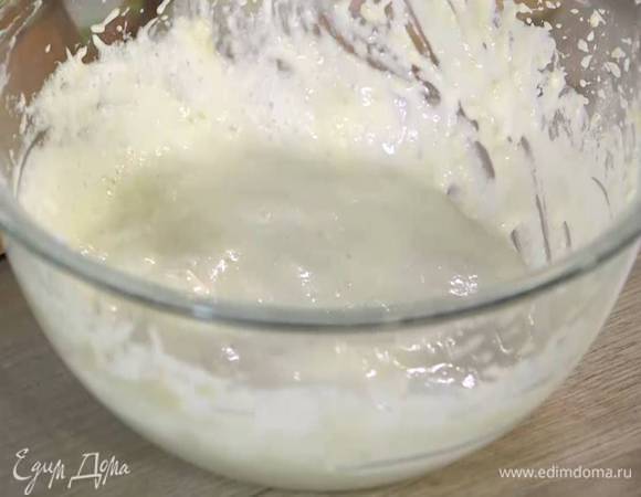 Приготовить кляр: муку перемешать с кунжутом и солью, влить молоко, оливковое масло, 5 ст. ложек воды и вымешать однородное тесто, затем взбить его блендером с насадкой-венчиком, так чтобы не осталось комочков. Белки взбить в пышную массу и два приема вмешать в тесто венчиком.