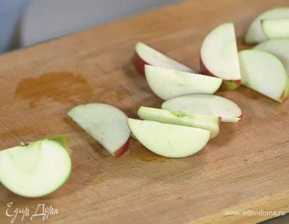 Яблоко, удалив сердцевину, нарезать толстыми дольками.