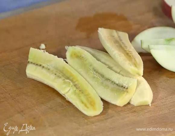 Банан почистить, разрезать пополам, затем каждую половинку вдоль.