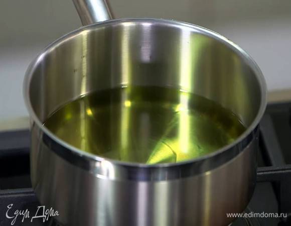 В кастрюле разогреть оливковое масло.
