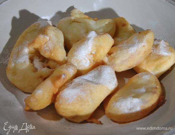 Обжаренные фрукты посыпать сахарной пудрой.