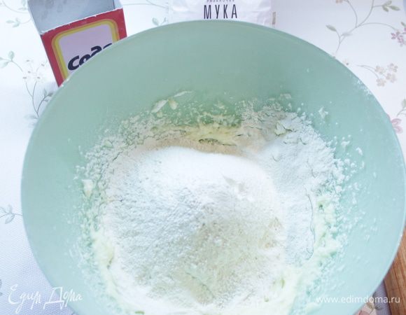 Всыпать в сахарно-масляную смесь муку с содой и солью, смешать все миксером.