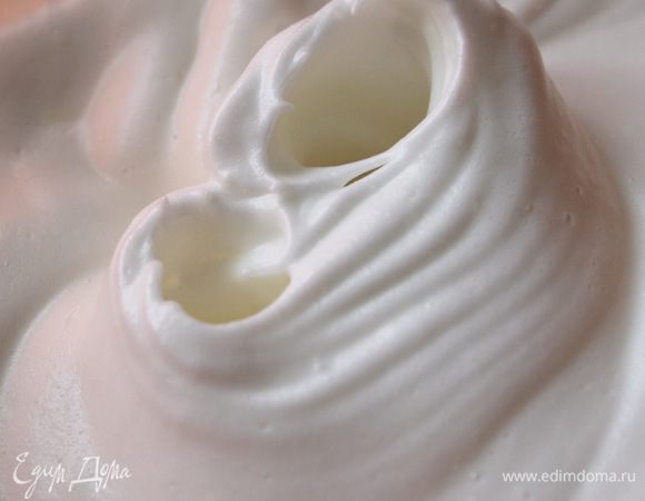 Взбить белки с половиной сахара до устойчивых пиков.