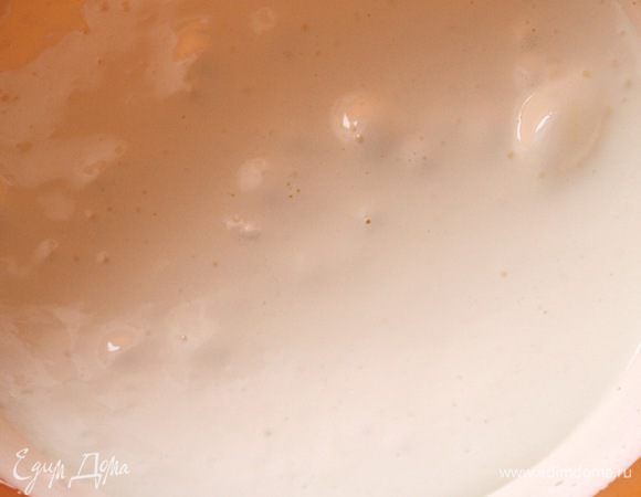 Желтки с оставшимся сахаром взбить в течение 5 мин. до состояния густой и пышной массы.