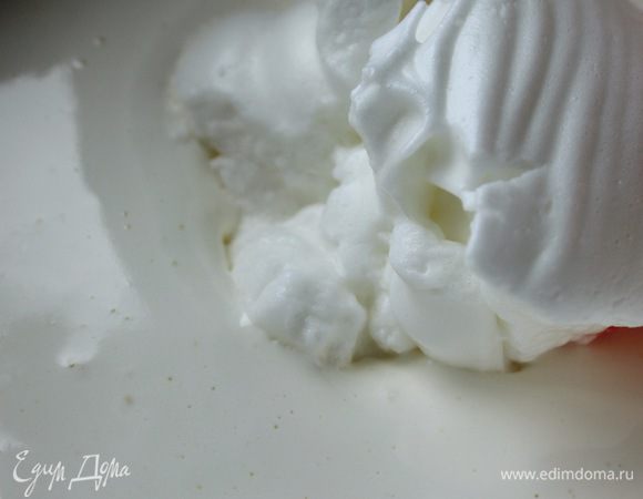 Аккуратно ввести белки в желтки.