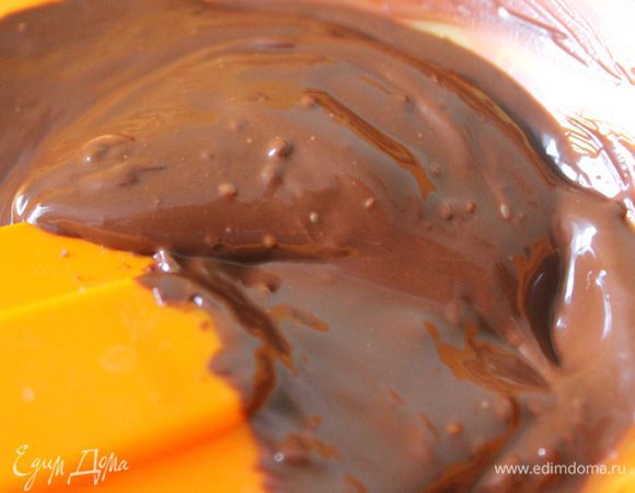 Растопить шоколад с растительным маслом на водяной бане. Остудить до комнатной температуры. 