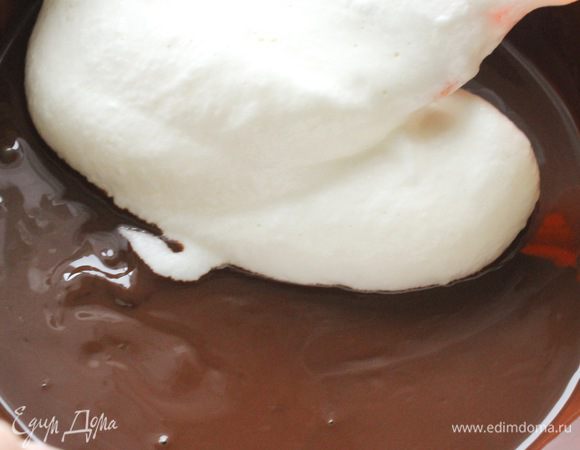 Немного взбитых яиц добавить в остывший шоколад и тщательно перемешать.
