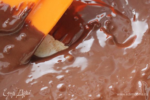 Ввести шоколадную массу во взбитую яичную массу и аккуратно перемешать.