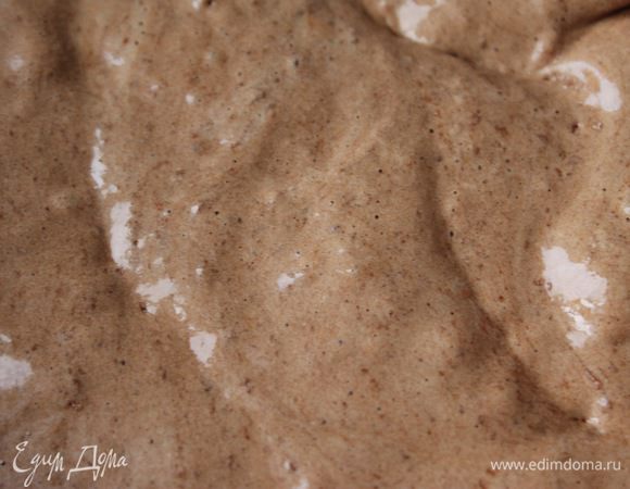 Вылить тесто в подготовленную форму и выпекать при 180°С примерно 30 мин., до сухой лучины.