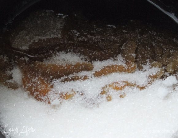 Для карамельного соуса растопить сахар, периодически потряхивая сковороду или сотейник, но не мешать!
Пока сахар плавится, нагреть сливки, но не  доводить до кипения.