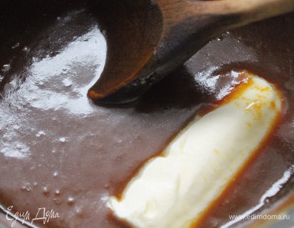  Снять с огня, добавить масло.