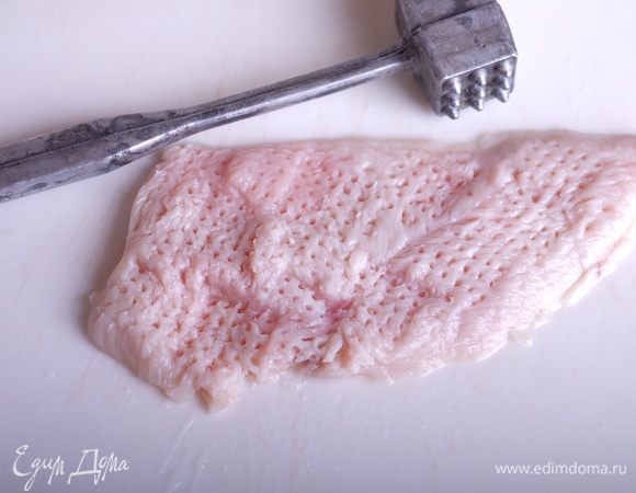 Когда филе промаринуется, вынимаем его из контейнера, обсушиваем бумажным полотенцем и как следует отбиваем.