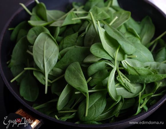 Приготовим начинку. Для этого на сковороде разогреваем 2 ст. л. растительного масла и выкладываем шпинат.