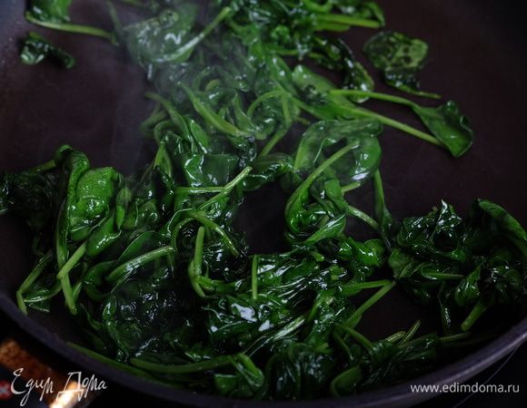 Жарим его, помешивая, около 5 минут. Шпинат очень уменьшится в размере и станет ярко-изумрудным и блестящим.