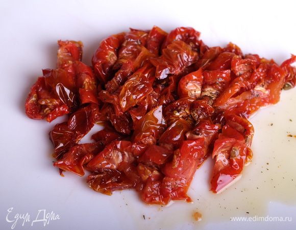 Моцареллу натрем на крупной терке. Вяленые томаты порежем на маленькие кусочки.