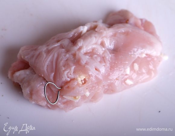 Сворачиваем рулетик и закрепляем шпажкой по шву.