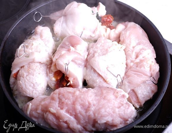 Обжариваем наши рулетики на очень сильном огне до полуготовности и до румяной корочки.