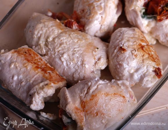 Духовку разогреваем до 180°С. Выкладываем в жаропрочную форму обжаренные рулетики.